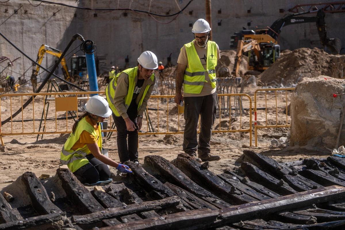 Un barco del siglo XV emerge entre las obras de la Ciutadella del Coneixement en Barcelona