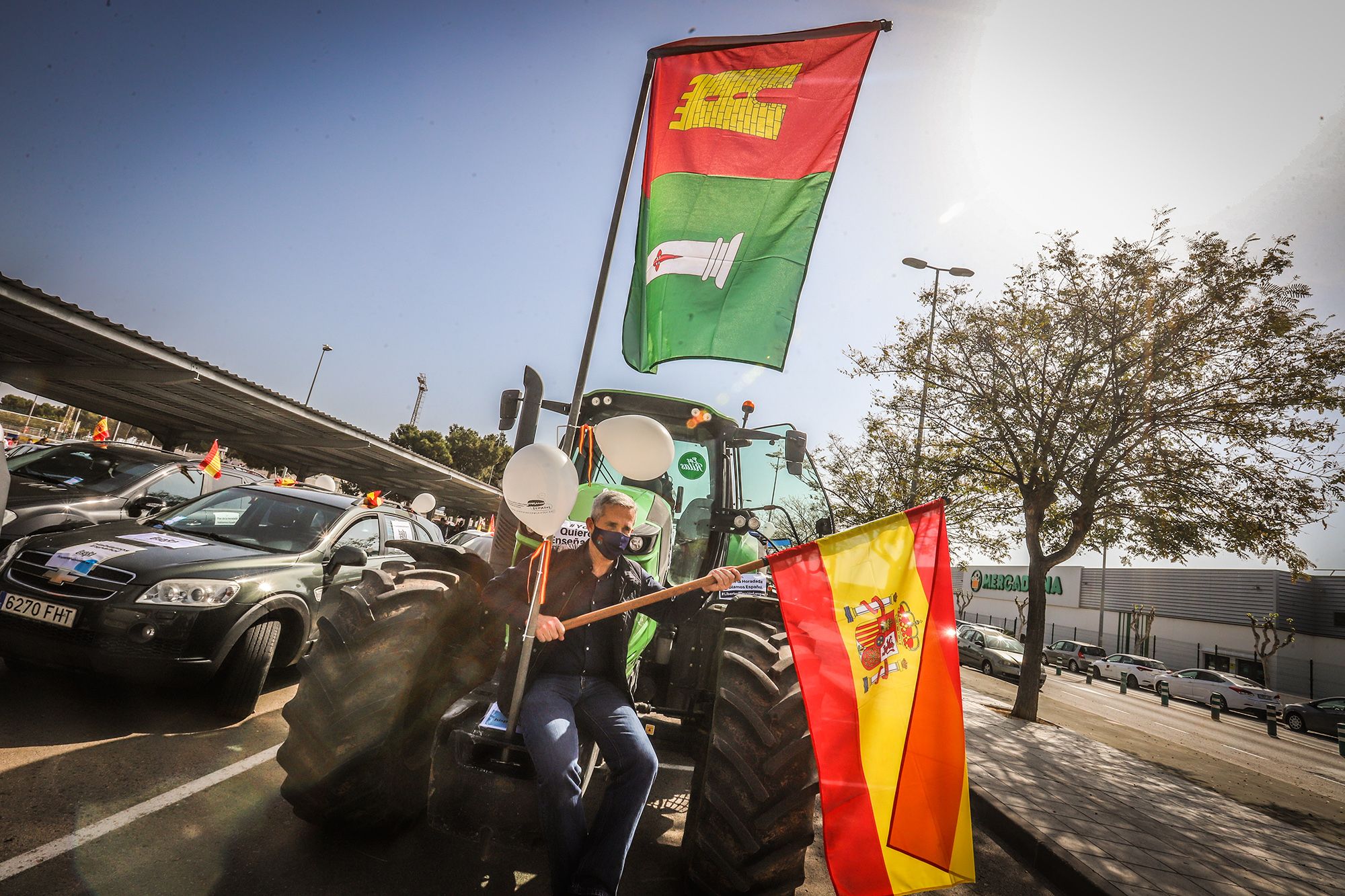 Una caravana con cientos de vehículos clama en Pilar de la Horadada contra la "imposición" del valenciano