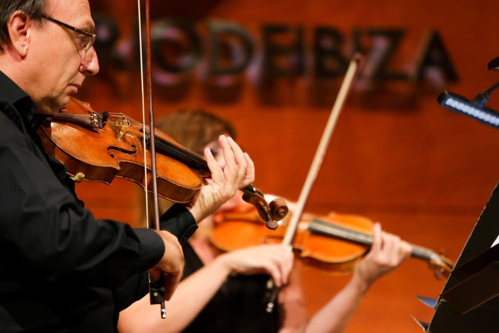 Los músicos integran un cuarteto formado por dos violines, una viola y un violonchelo