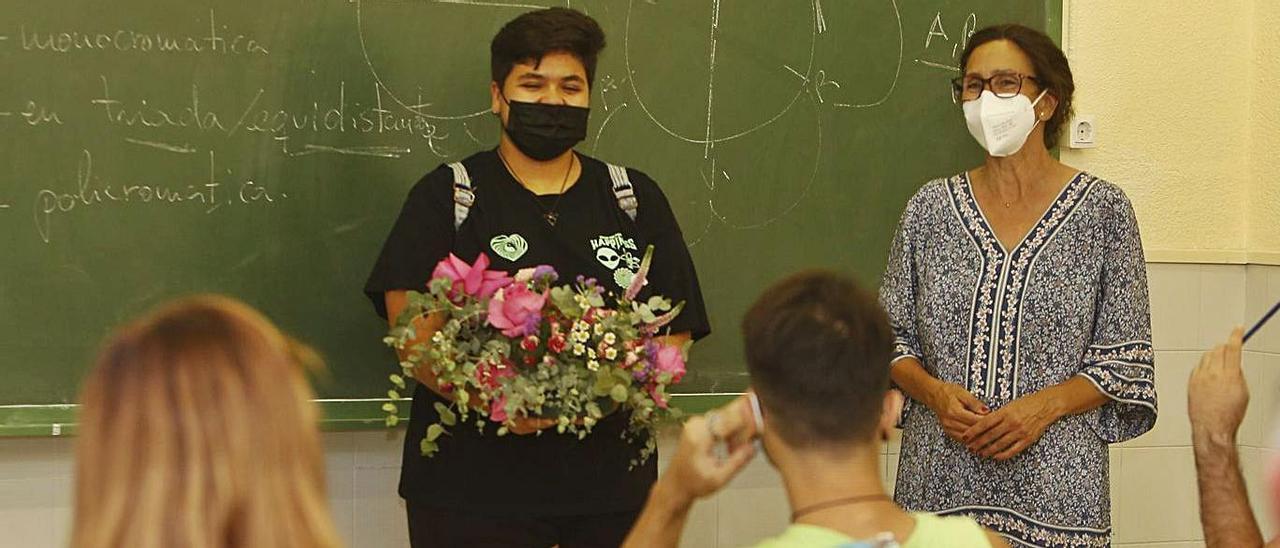 Zaira es recibida con honores por sus compañeros del IES Virgen del Remedio tras el campeonato.  |