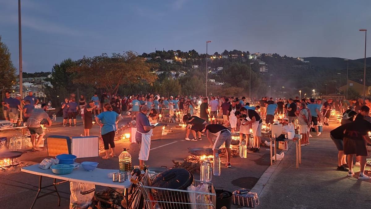 Un momento del cocinado de las paellas a oscuras