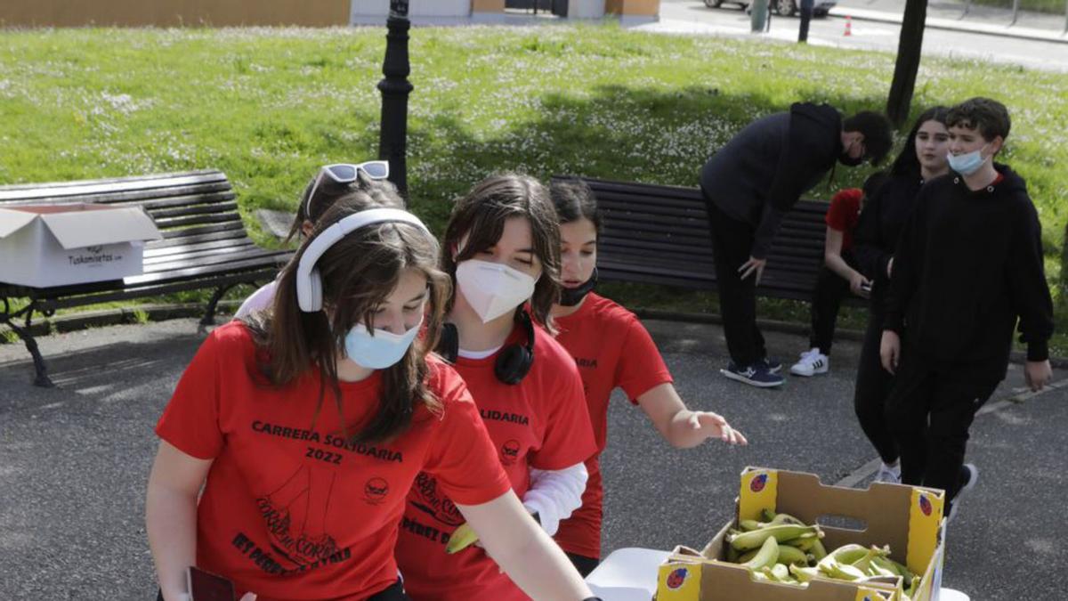 Alumnas de tercero de la ESO reponen fuerzas tras la carrera solidaria. |  Fernando Rodríguez