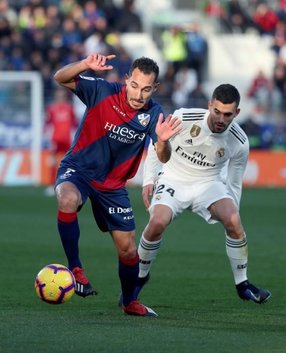 Ceballos intenta robarle el balón a Ferreiro.