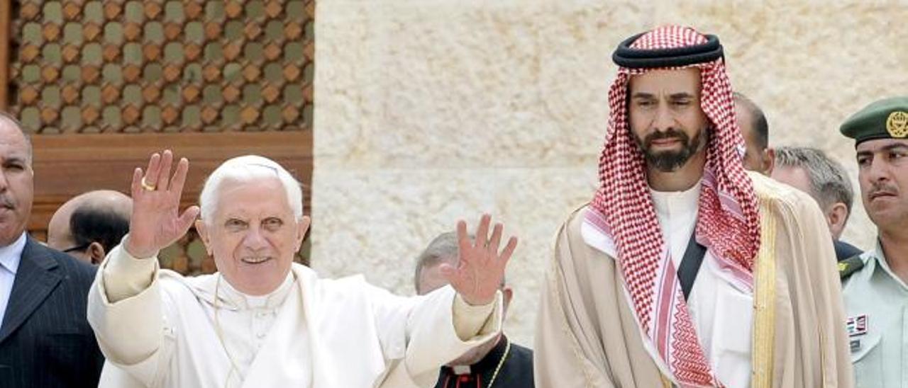 El Papa Benedicto XVI (izq) saluda junto al príncipe Ghazi bin Talal (nieto del rey Abdullah II y consejero de Asuntos Religiosos, a la derecha) la mezquita de Al-Hussein bin-Talal en Ammán, Jordania, hoy sábado 9 de mayo. El Pontífice ha condenado la &quot;manipulación ideológica de la religión&quot; en un discurso que ha ofrecido a los líderes musulmanes jordanos. Benedicto XVI añadió que la religión debería ser una fuerza unificadora, no divisoria. EFE/Ettore Ferrari