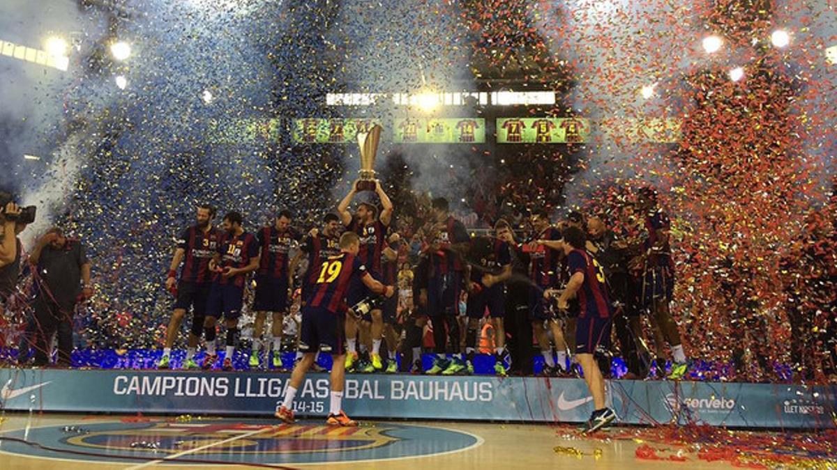 La plantilla del Barça recibe el trofeo de la Liga Asobal.