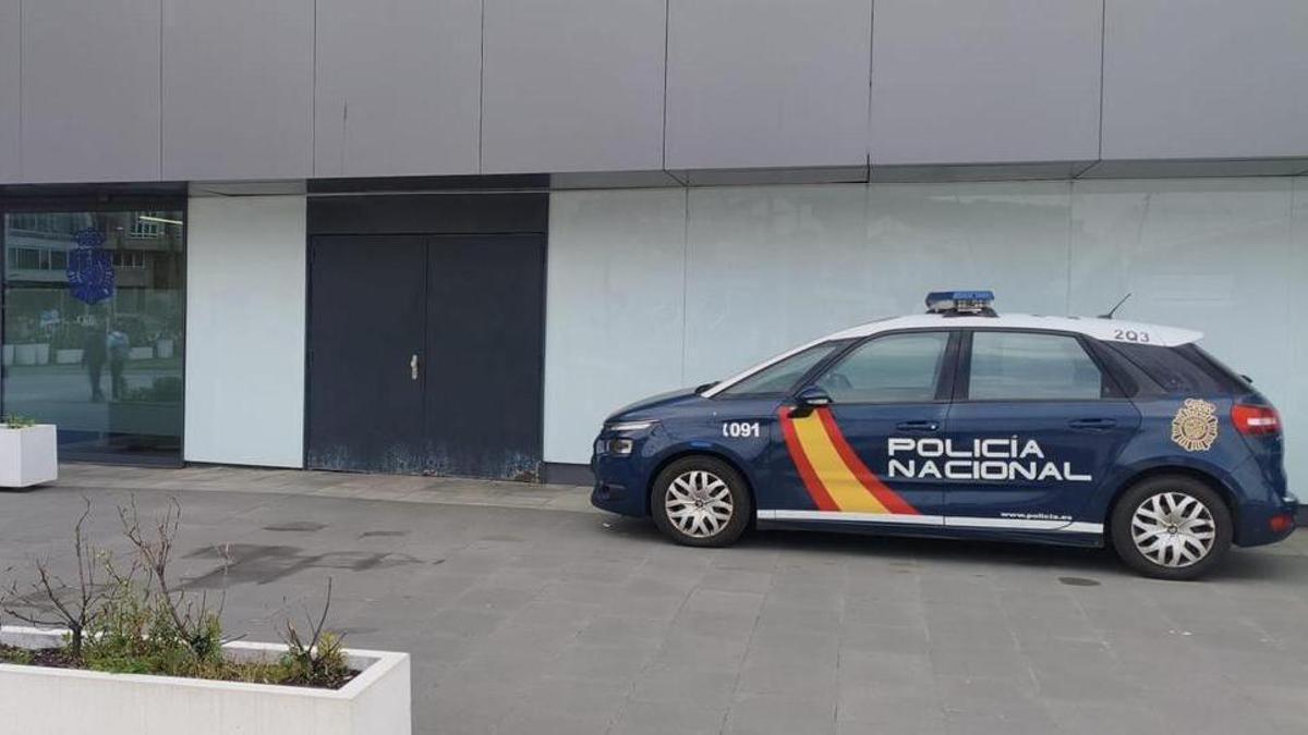 Un coche de la Policía Nacional en Vigo.