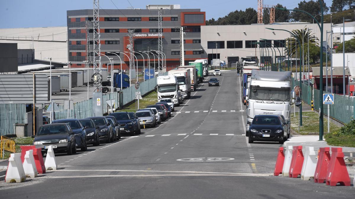 Avenida del polígono de Sabón, con camiones estacionados en los márgenes.