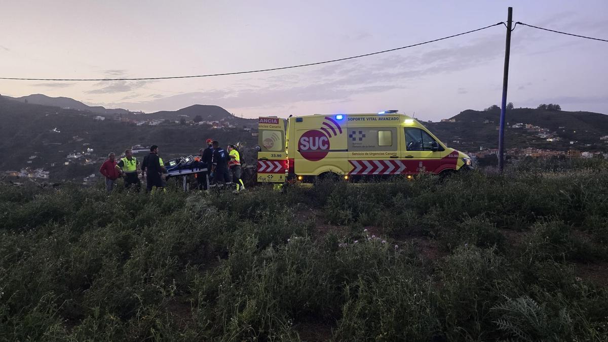 Evacuado en estado crítico un motorista tras caer por un barranco en Gran Canaria