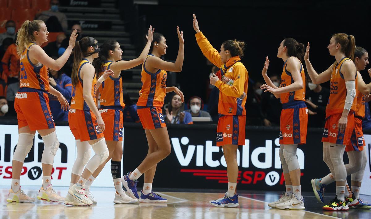 Noa, felicitada por las compañeras tras su debut con el Valencia Basket en la Liga Endesa