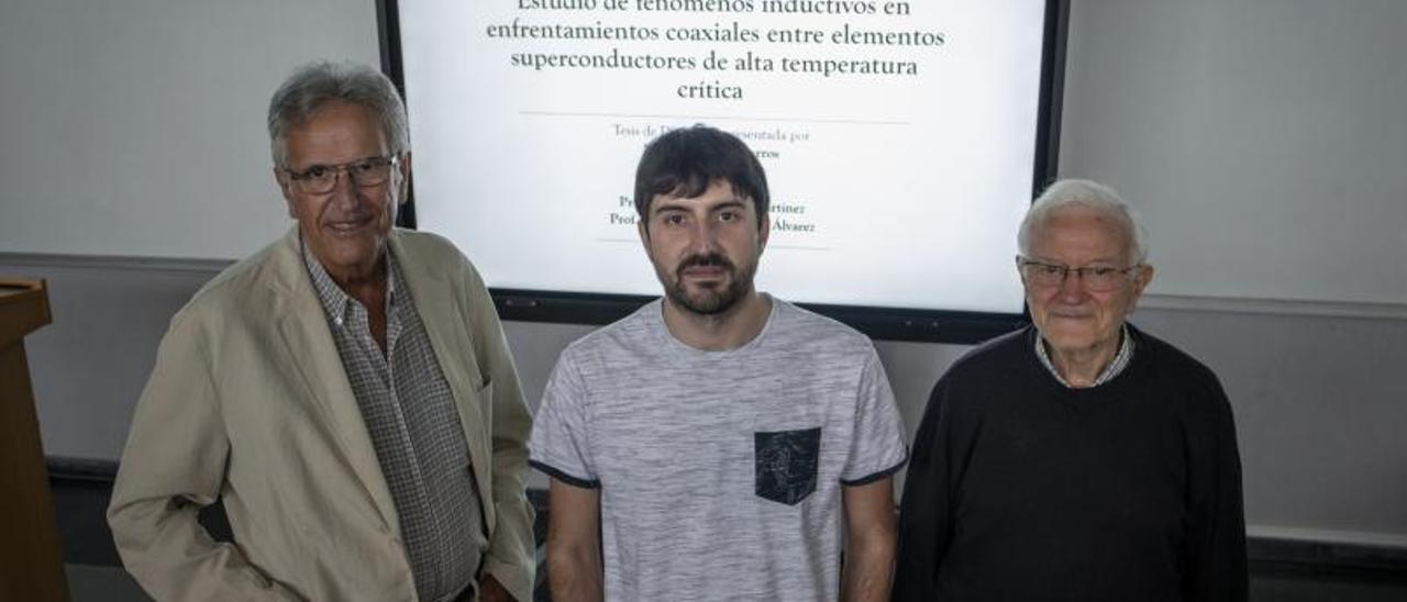 Luis Romaní, catedrático emérito; Esteban Paredes, doctorando, y Gerardo Domarco, profesor jubilado. |   // BRAIS LORENZO