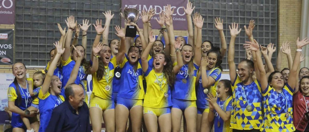 El Adecor cadete femenino de voleibol celebra la victoria en el campeonato andaluz.
