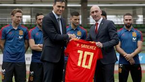 El presidente del Gobierno, Pedro Sánchez, y el presidente de la RFEF, Luis Rubiales.