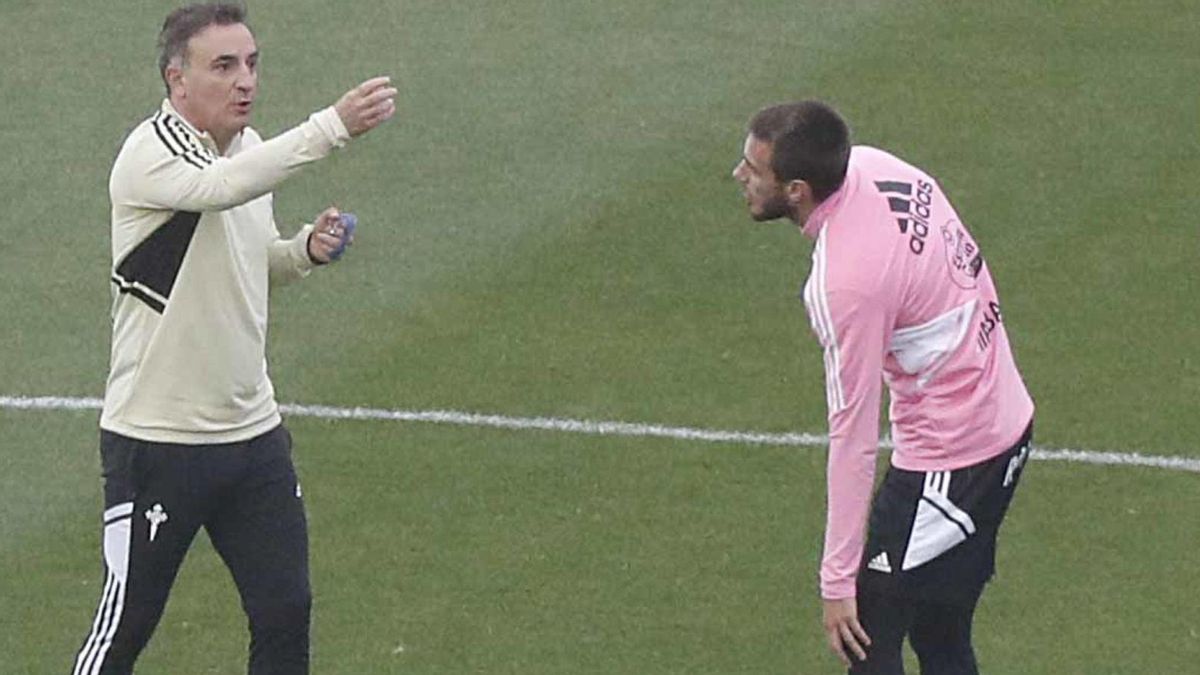 Carlos Carvalhal da instrucciones a Óscar Mingueza durante un entrenamiento en Afouteza. | // RCCV