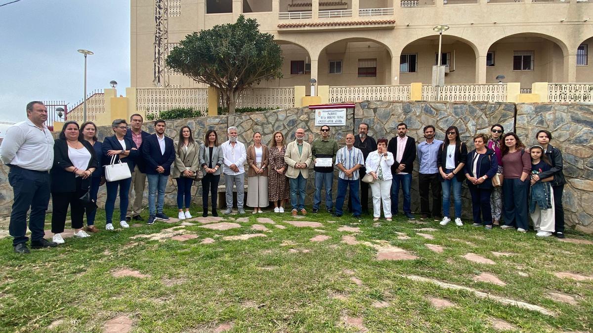 Autoridades, familiares y vecinos en la inauguración del parque Ángeles Ayuso