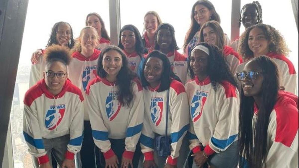 Awa Fam, en el Empire State Building junto a las otras jugadoras invitadas al Draft de la WNBA.