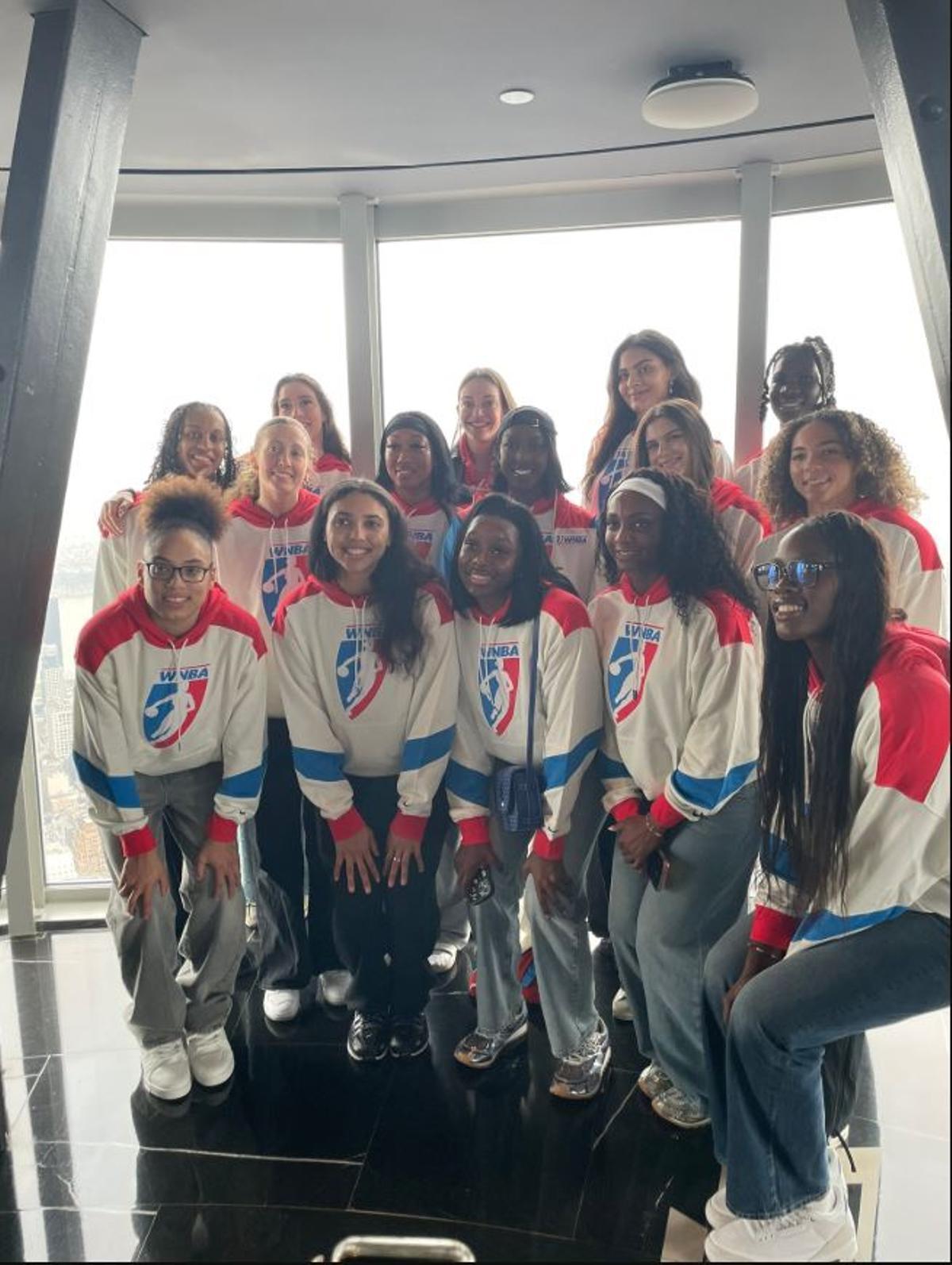 Awa Fam, en el Empire State Building junto a las otras jugadoras invitadas al Draft de la WNBA.