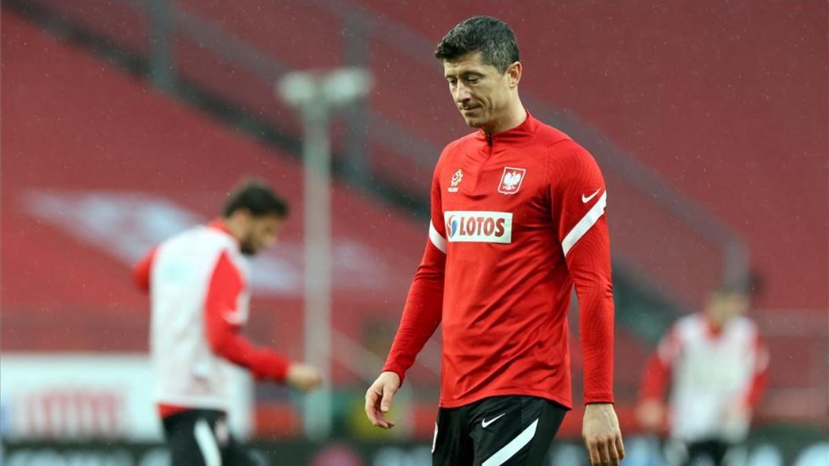 Lewandowski, durante un calentamiento con Polonia.