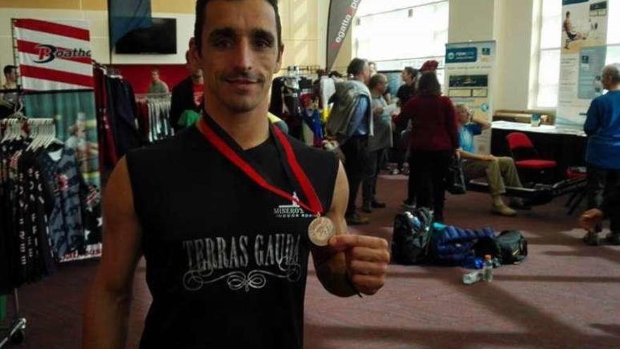 Damián Alonso muestra la medalla de bronce lograda en Boston.