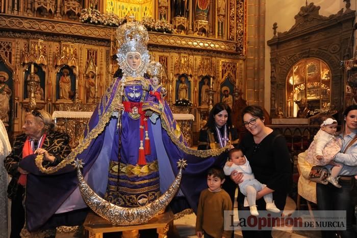 Los niños pasan por el manto de la Fuensanta