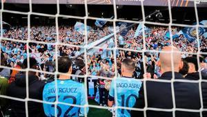 Los jugadores, junto a los aficionados a la conclusión del partido.