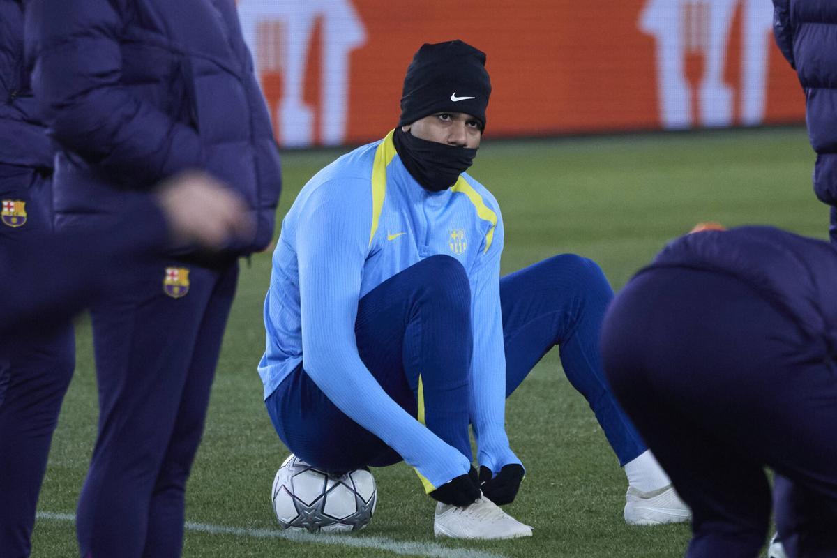 Ronald Araujo, completamente tapado para combatir el frío de Praga.