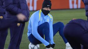 Ronald Araujo, completamente tapado para combatir el frío de Praga.