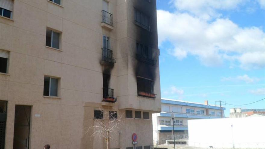 Cinco personas atendidas por un incendio en un bloque de viviendas de Mérida