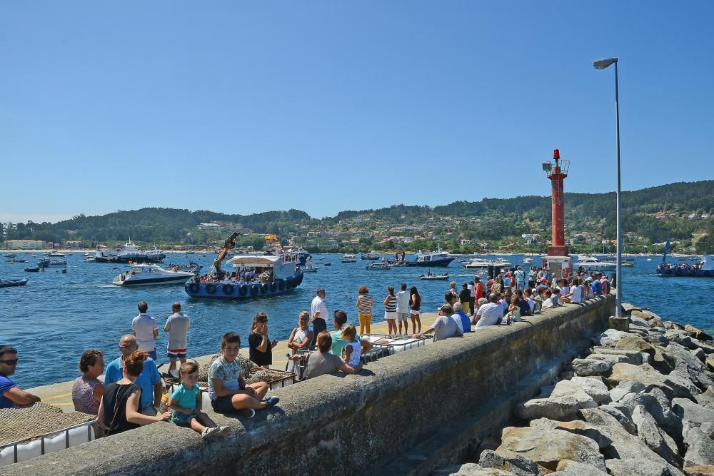 Una treintena de barcos de diferentes tamaños participaron en la tradicional procesión por mar en señal de devoción a la Virgen