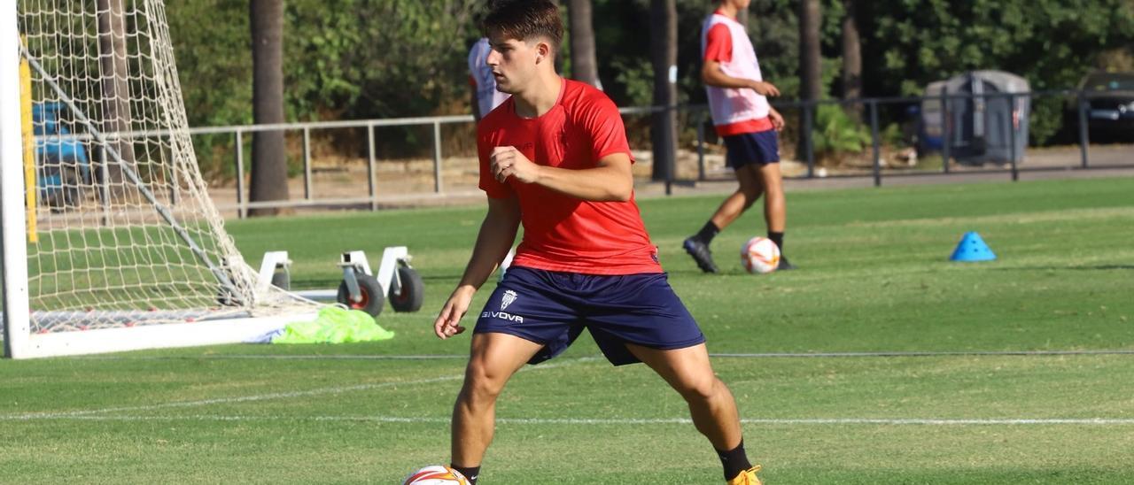 Manuel Ortiz controla el esférico durante una sesión de trabajo en la Ciudad Deportiva.