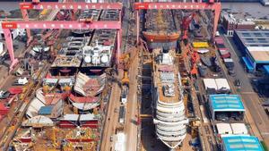 Instalaciones del astillero de Shanghai Waigaoqiao Shipbuilding, que esambló el primer crucero 100% hecho en China.