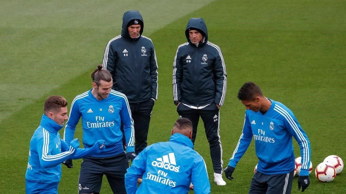 Zidane y Bettoni observan el entrenamiento de Liza, Bale, Casemiro y Varane.