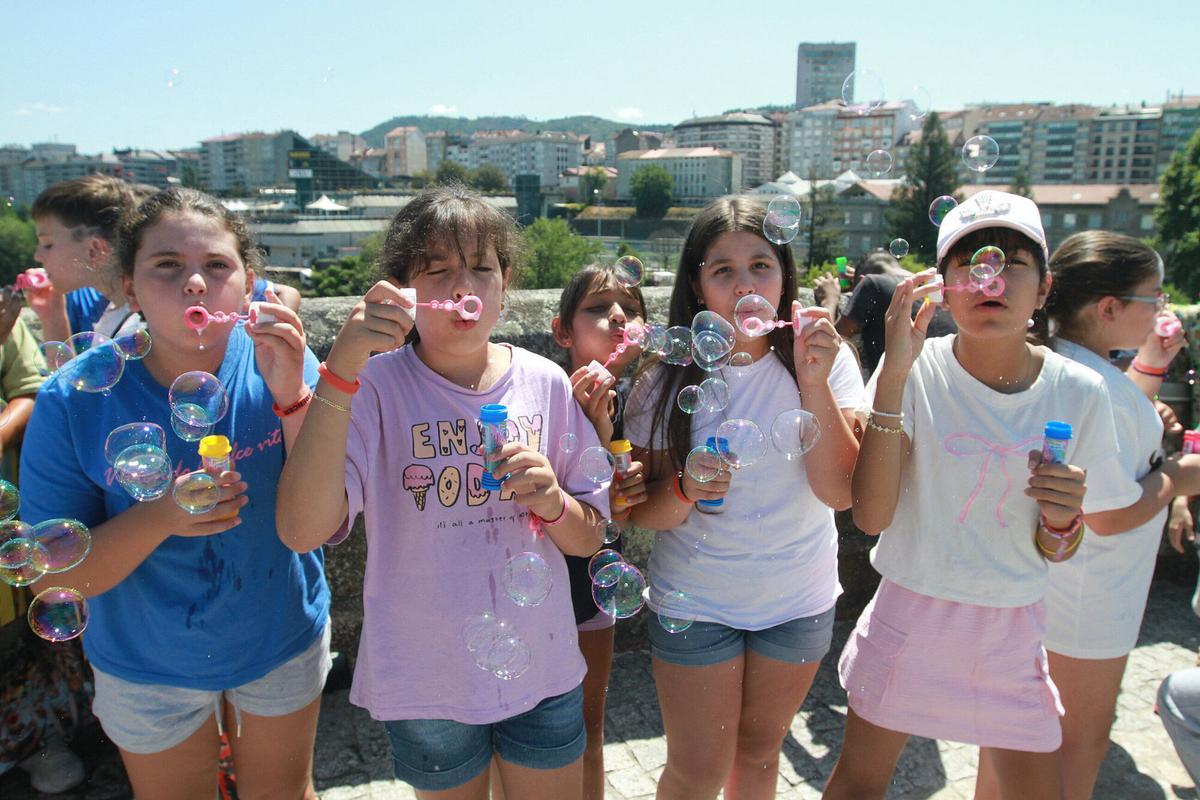Las pequeñas se divertían soplando burbujas.