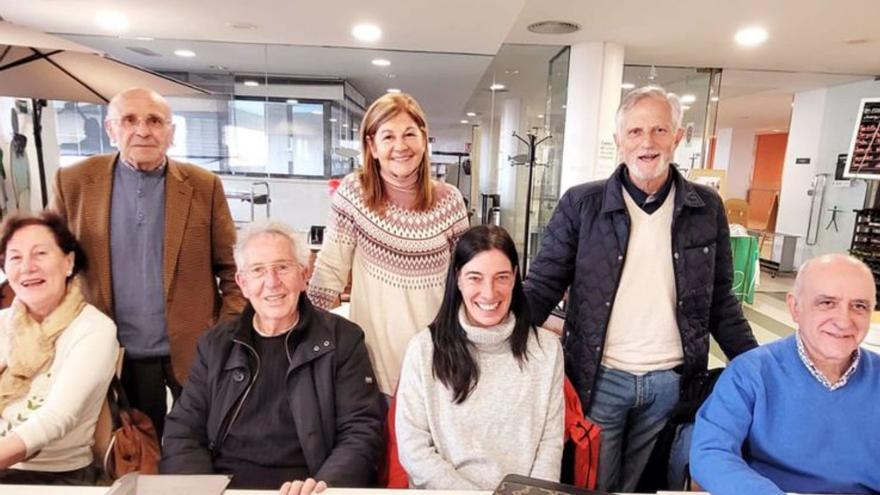 De pie, Hermenegildo Fernández, María Teresa Álvarez y Pepe Morán. Sentados, Moncha Menéndez, José Manuel García, María Eugenia Peláez y Jesús Rodríguez. | R. A. G.-O.