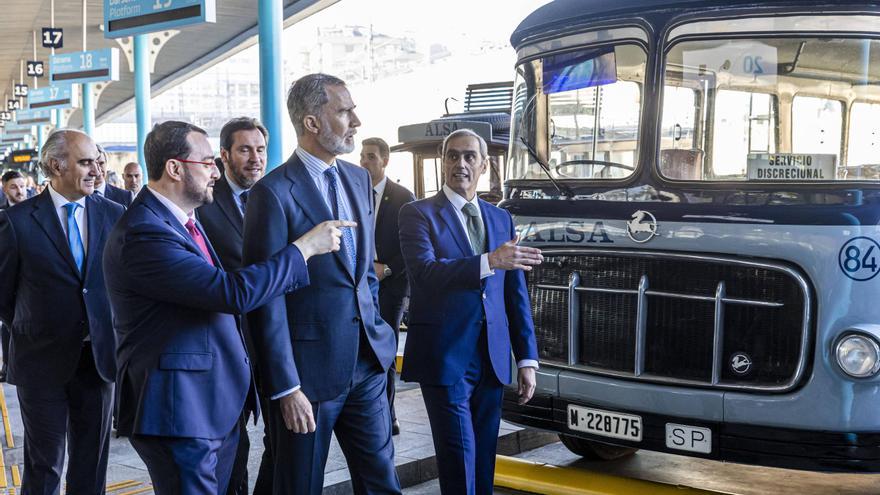 Autobuses de época y un simulador: así fue la visita del Rey a la estación de autobuses de Oviedo para celebrar los 100 años de Alsa