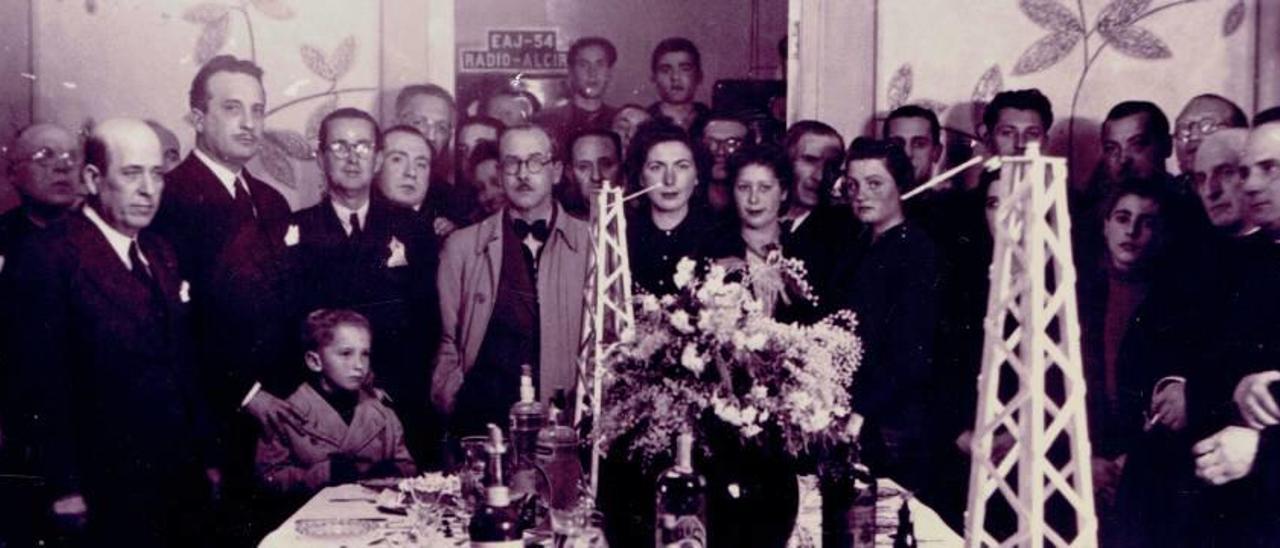 Dirigentes locales y provinciales celebran en 1941 el ingreso de la emisora en la Cadena Ser
