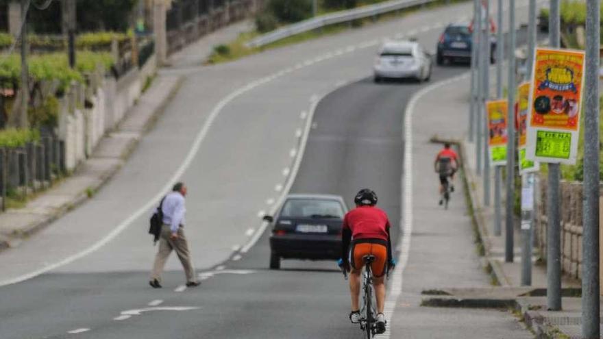 Un ciclista por la PO-549 a su paso por Castrelo, en Cambados. // Iñaki Abella