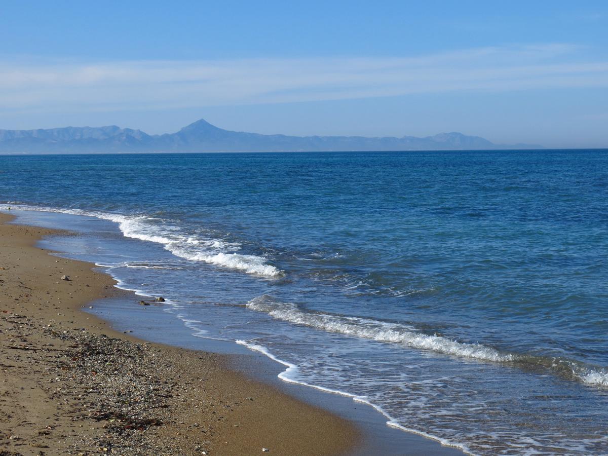 Agua azul del mar y playa mediterránea en Dénia