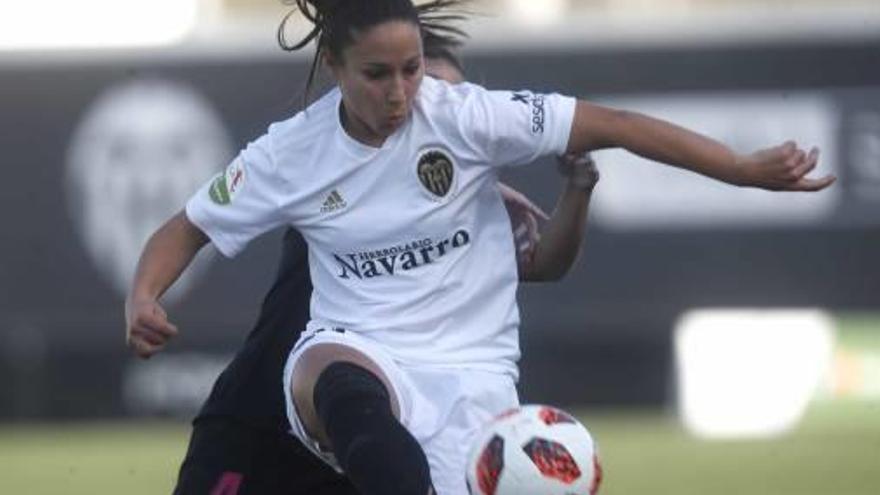 Mari Paz controla la pelota durante el partido de ayer.