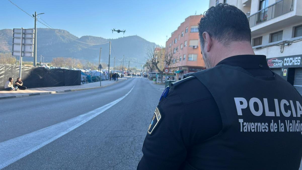 Un agente de la Policía Local de Tavernes, en un control
