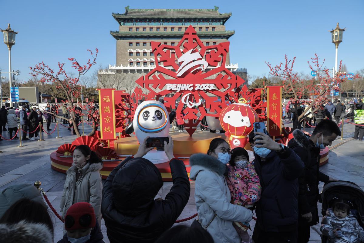 Ciudadanos chinos se sacan fotos junto a Bing Dwen Dwen y Shuey Rhon Rhon, las mascotas de los Juegos Olímpicos y Paralímpicos de Invierno de Pekín.