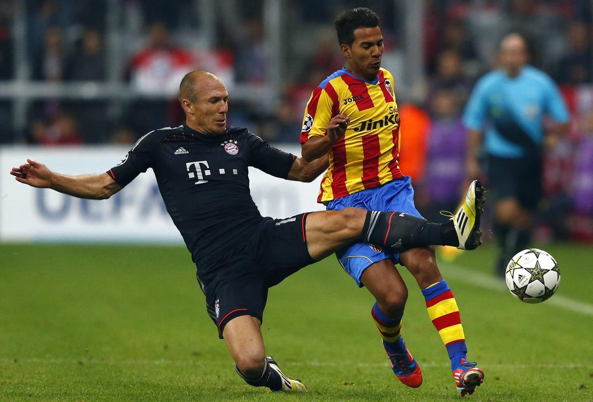 Viera pugna con Robben.