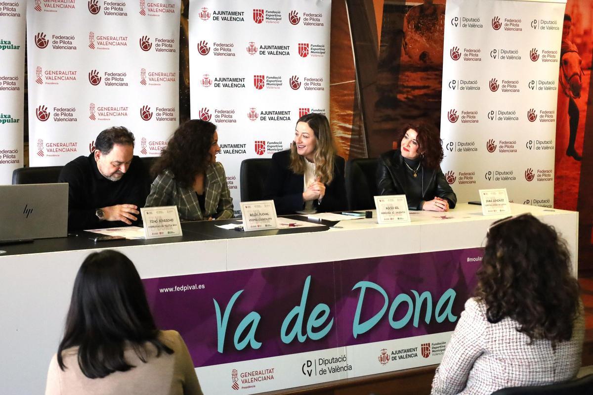 Tino Bendicho, Belén Puchal, Rocío Gil i Imma González, durant el torn de paraula.