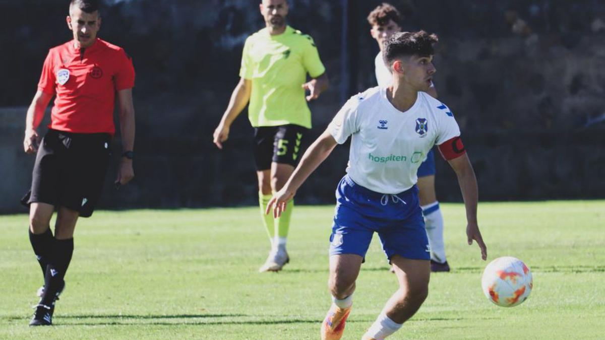 Pablo Hernández, en una jugada del partido de ayer. | | CD TENERIFE