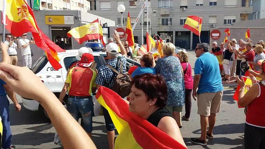 Un centenar de personas acuden a la manifestación por la unidad de España en Torrevieja