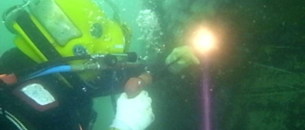 Un buzo profesional, realizando trabajos de soldadura bajo el agua.