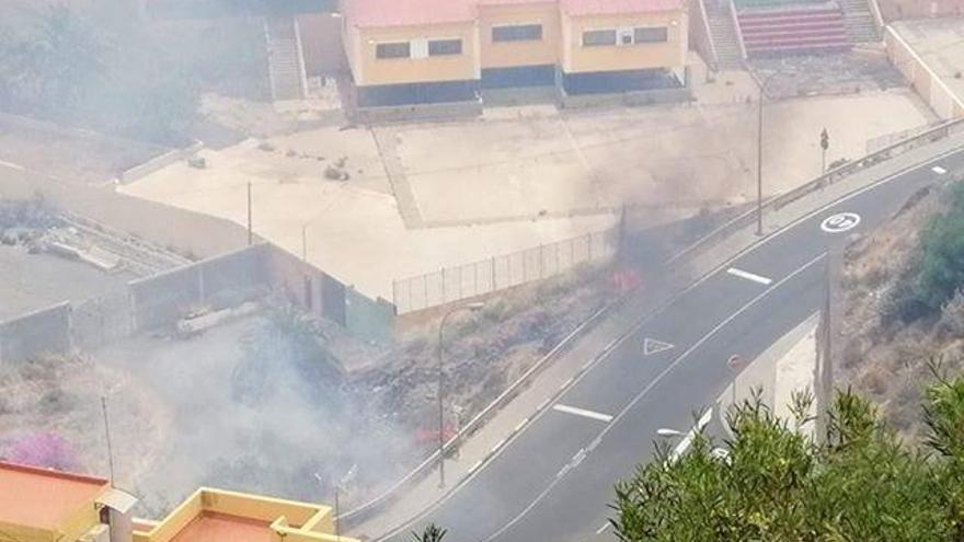 Incendio junto al CEIP León de El Lasso