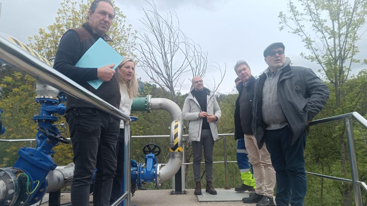 Representantes del Ayuntamiento y de Aguas de Langreo en la visita a la potabilizadora de Entralgo.