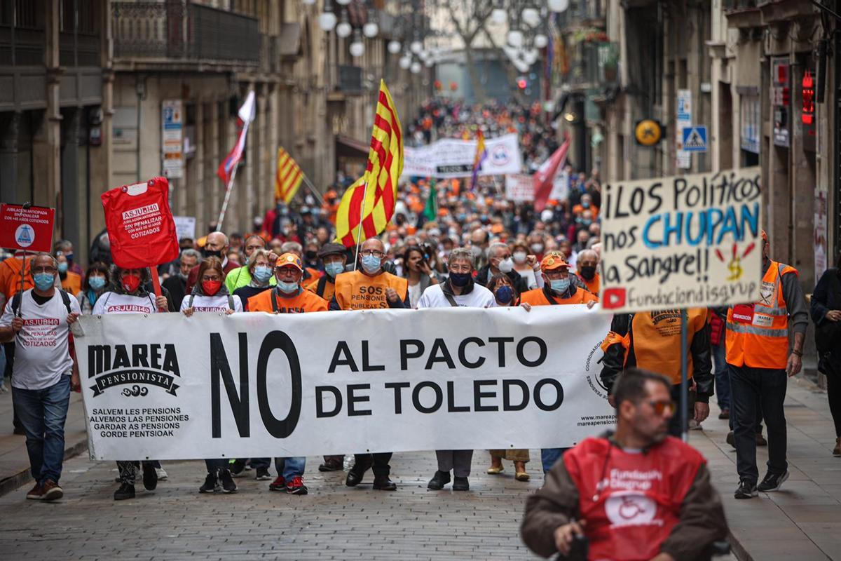 La marcha de pensionistas en Barcelona, a su paso por la calle de Ferran.