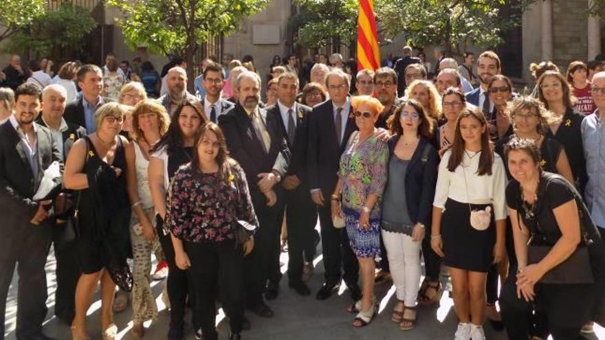 La vintena de bagencs afectats durant el referèndum i la desena d&#039;advocats que els defensen, juntament amb el president de la Generalitat, Quim Torra, ahir al Palau de la Generalitat