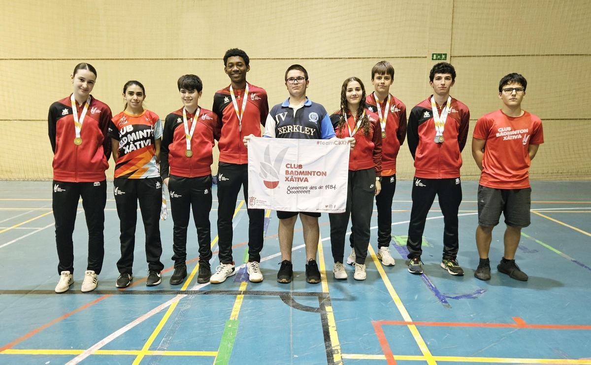 Deportistas del Bádminton Xàtiva con las medallas conseguidas en el Top TTR del Campello.